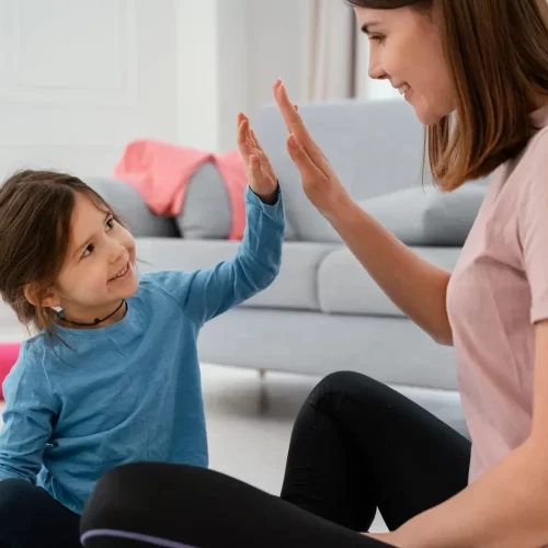 cerrar-sonriente-hija-madre_23-2148904773