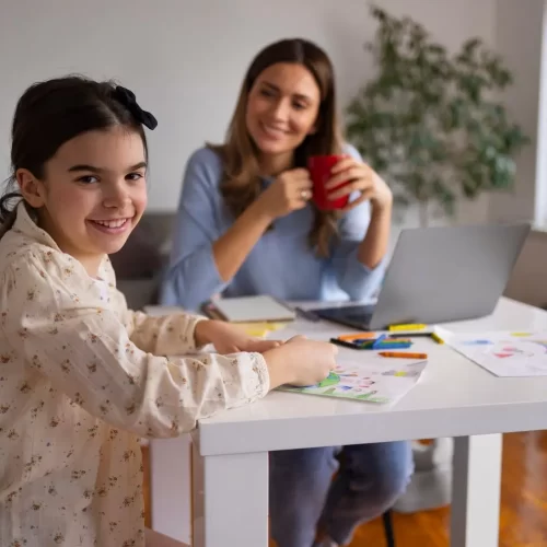 vista-lateral-familia-sentada-mesa_23-2150231677